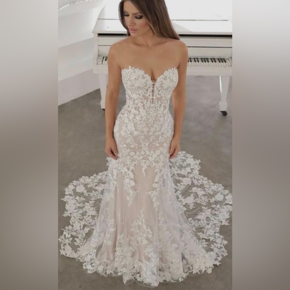 Blue collection by Brand ENZOANI white size 10 Never worn, not altered!